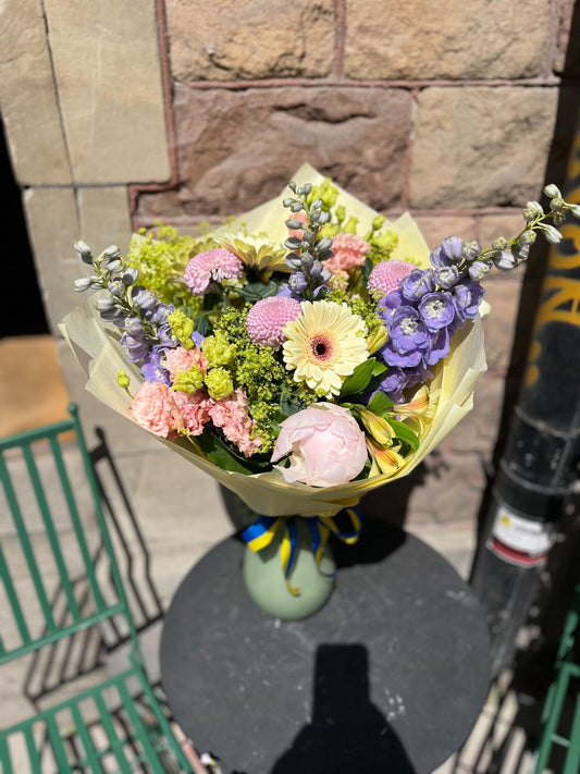 Fira midsommar med blommor – tips för ett blomstrande midsommarbord och en vacker midsommarkrans