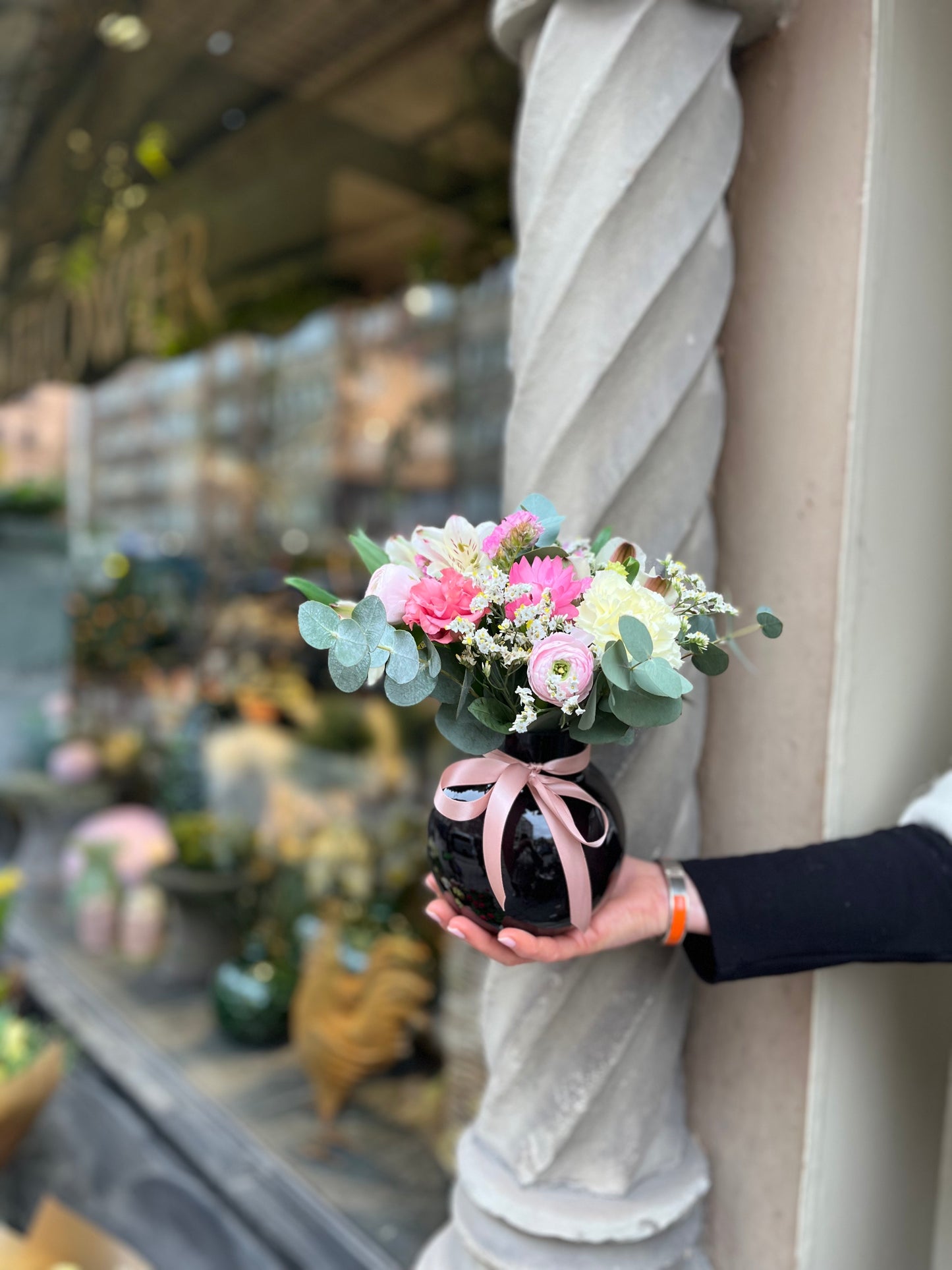 Petit bukett med vas: Blomsterfest i Miniatyr