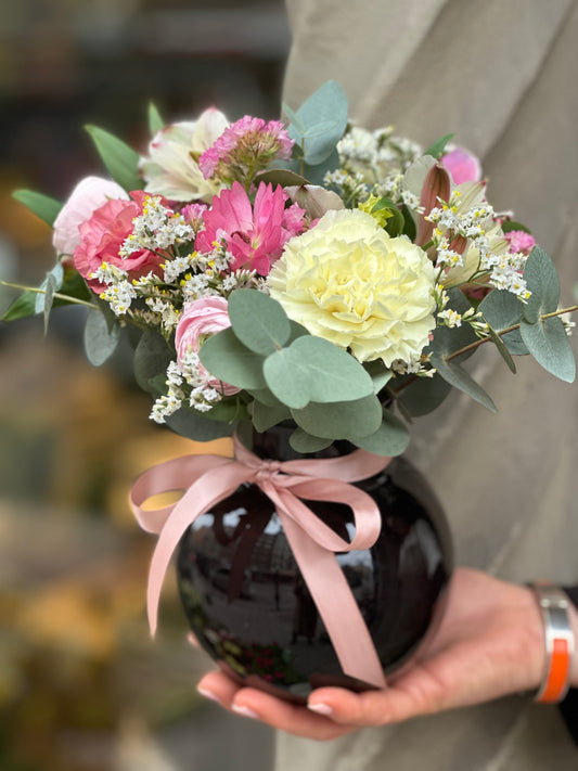 Petit bukett med vas: Blomsterfest i Miniatyr